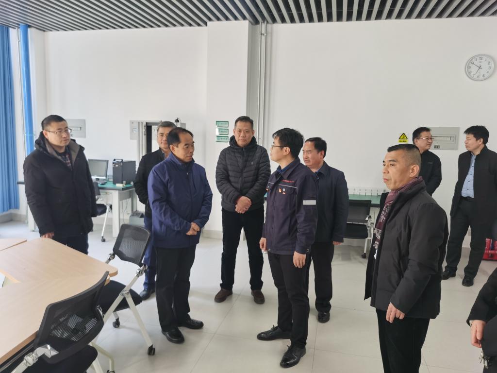李进京先后实地察看了工程训练中心,电工电子实验室