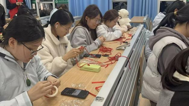 商学院雷锋精神伴我行主题活动（6）| 节非遗手作，爱心相赠