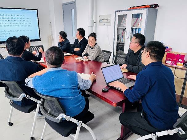 一群人坐在电脑前 AI 生成的内容可能不正确。