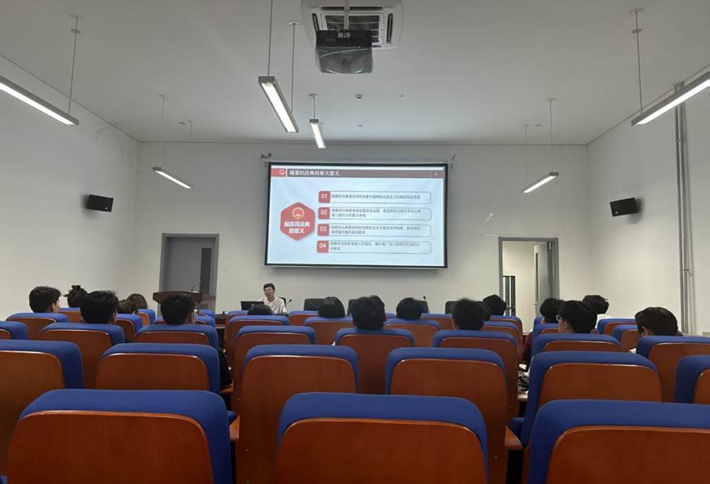 图片包含 天花板, 室内, 椅子, 场景 AI 生成的内容可能不正确。