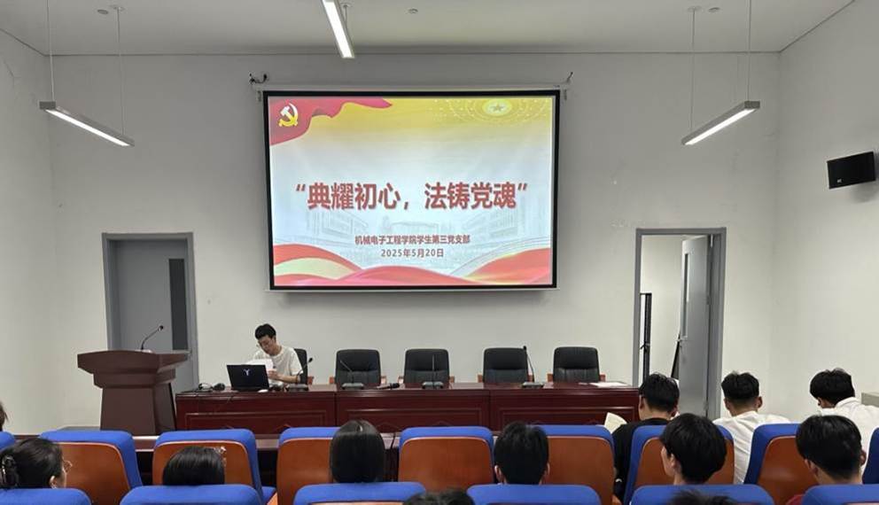 会议室里一群人在房间里 AI 生成的内容可能不正确。