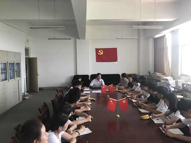 校党委委员、副校长张伟给经济管理学院学生党员上党课