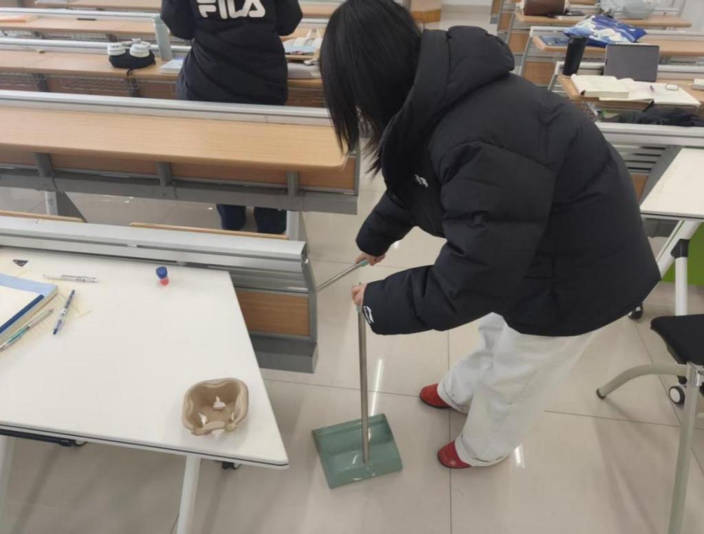 商学院雷锋精神伴我行主题活动（2） 商学院开展“我为同学办实事”系列活动|“弘扬雷锋精神·守护自习空间”自习室 清理活动新闻稿