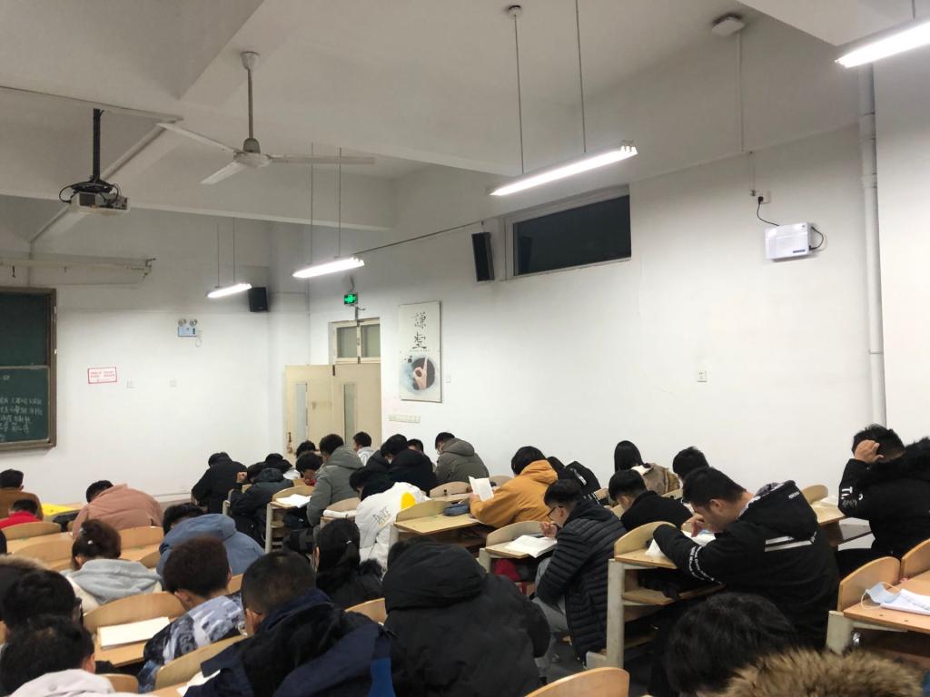 会议室里的人们描述已自动生成
